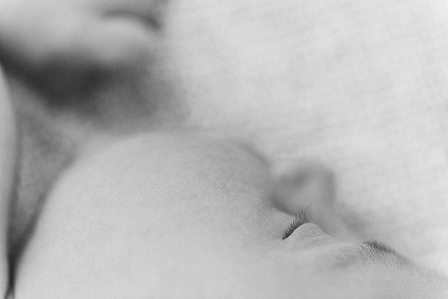 Neugeborenenfotos alinelangeFOTOGRAFIE Mayrhofen Oesterreich 009 sw