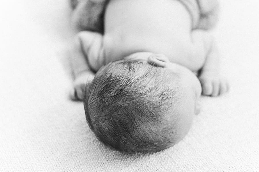 Neugeborenenfotos alinelangeFOTOGRAFIE Mayrhofen Oesterreich 019 sw