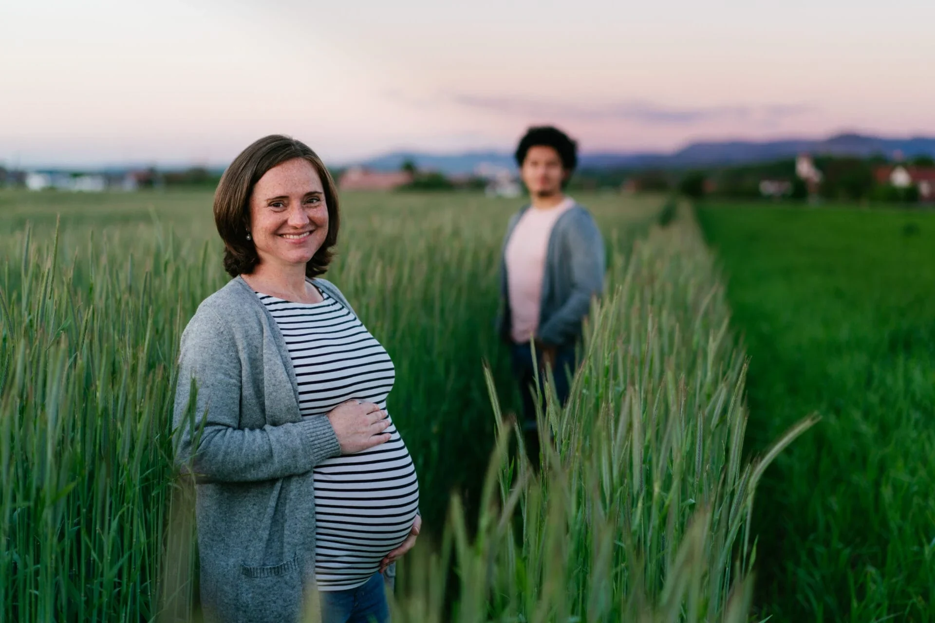 6 schritte zu natürlichen familienfotos, froehliche babybauchbilder outdoor, babybauchfotos in der Natur