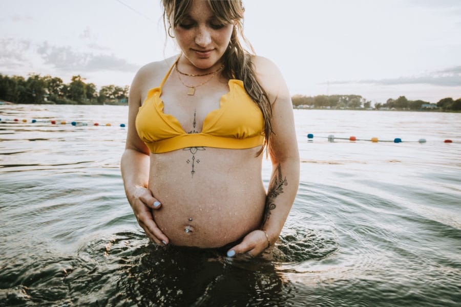 Die Vorteile eines Babybauch Fotoshootings am See, Babybauchfotos im Wasser, Babybauchfotos im wasser bei Heidelberg