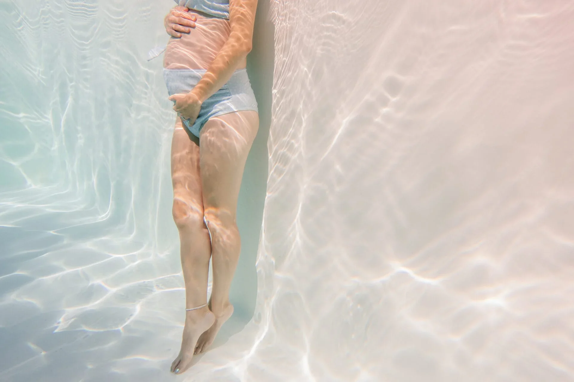 Ein Pool als perfekter Ort für Babybauchfotos , Babybauchfotos im Pool bei Heidelberg
